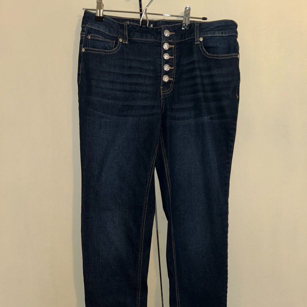 Tight blue jeans with buttons